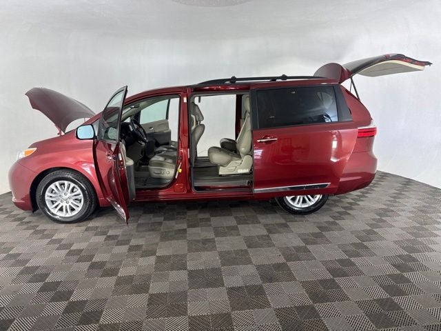 2017 Toyota Sienna XLE Premium 8 Passenger