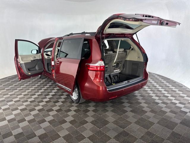2017 Toyota Sienna XLE Premium 8 Passenger