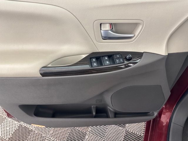 2017 Toyota Sienna XLE Premium 8 Passenger