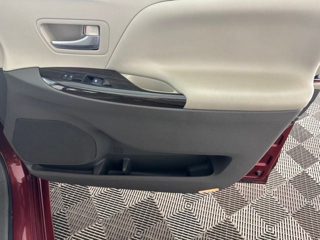 2017 Toyota Sienna XLE Premium 8 Passenger