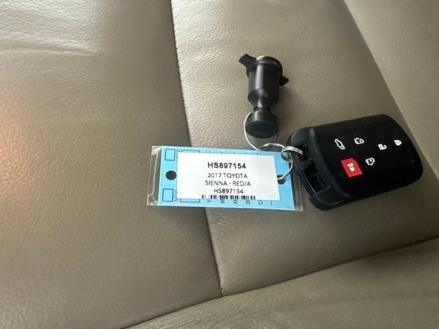 2017 Toyota Sienna XLE Premium 8 Passenger