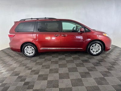 2017 Toyota Sienna XLE Premium 8 Passenger