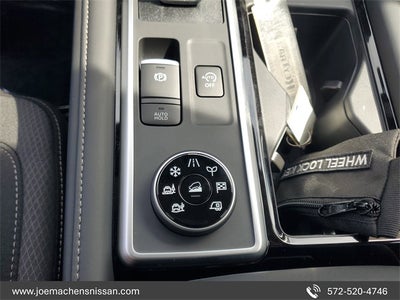 2025 Nissan Pathfinder SV