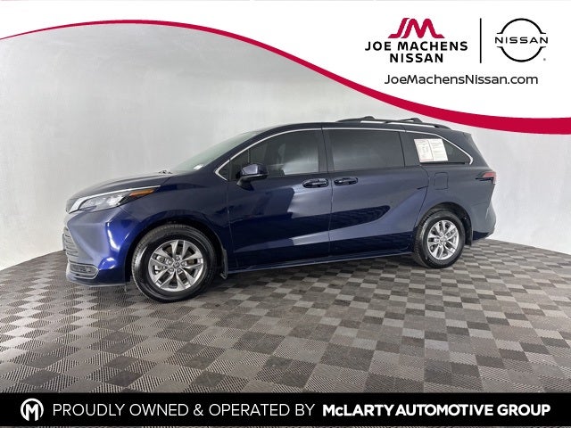 2025 Toyota Sienna LE 8 Passenger