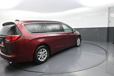 2022 Chrysler Voyager LX