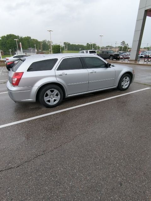 2005 Dodge Magnum SE