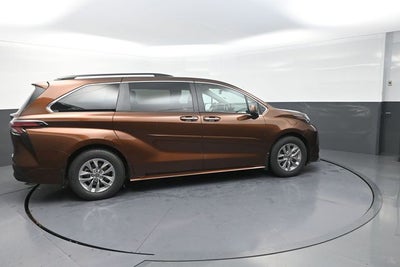 2022 Toyota Sienna XLE 7 Passenger