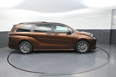 2022 Toyota Sienna XLE 7 Passenger