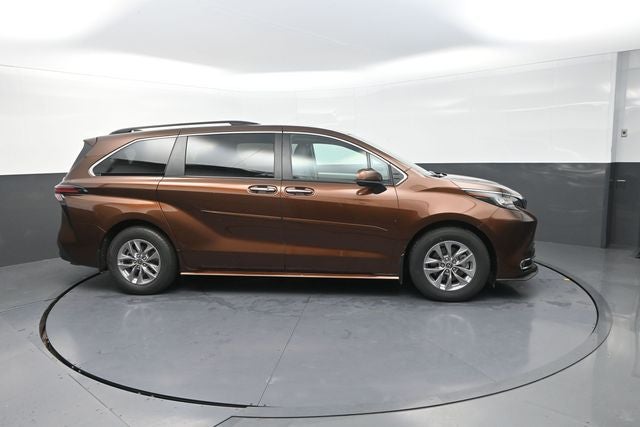 2022 Toyota Sienna XLE 7 Passenger