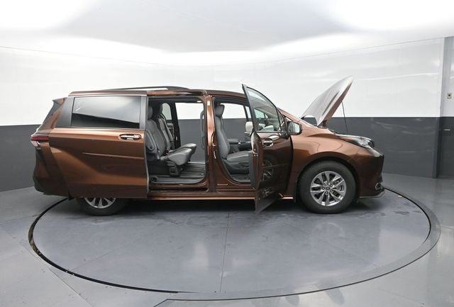 2022 Toyota Sienna XLE 7 Passenger