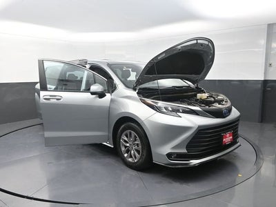 2025 Toyota Sienna XLE 8 Passenger