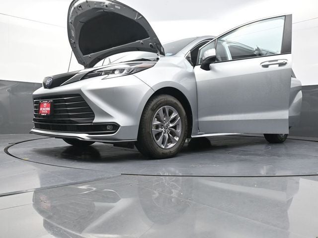 2025 Toyota Sienna XLE 8 Passenger