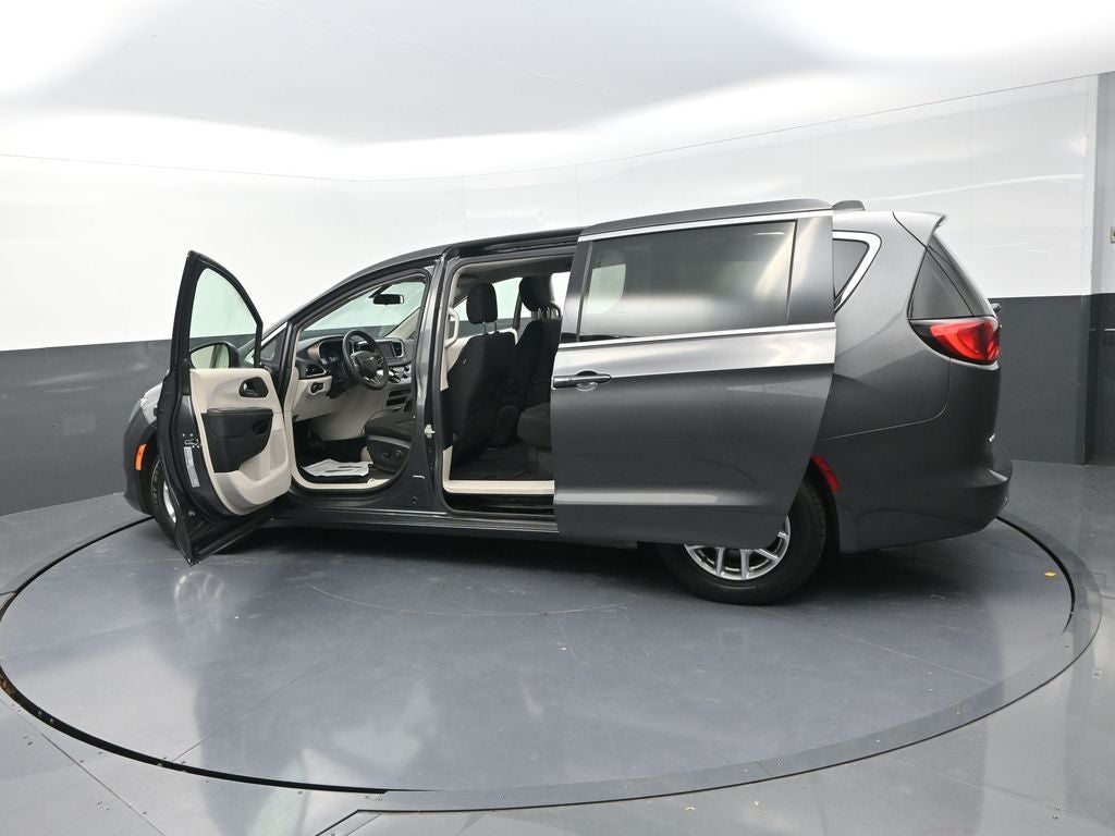 2022 Chrysler Voyager LX