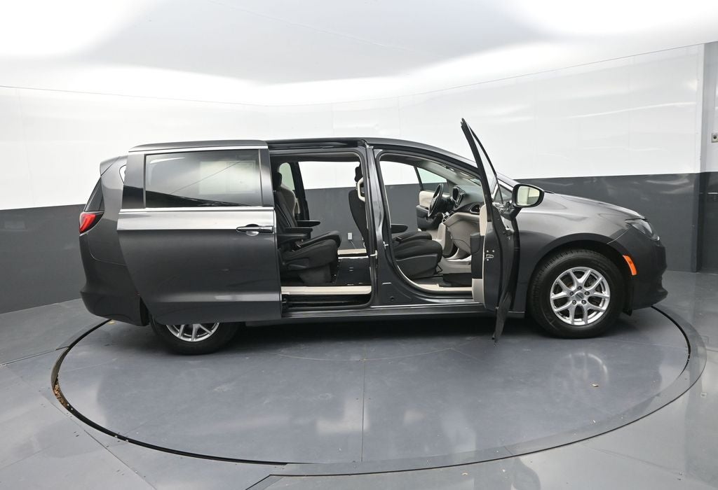 2022 Chrysler Voyager LX