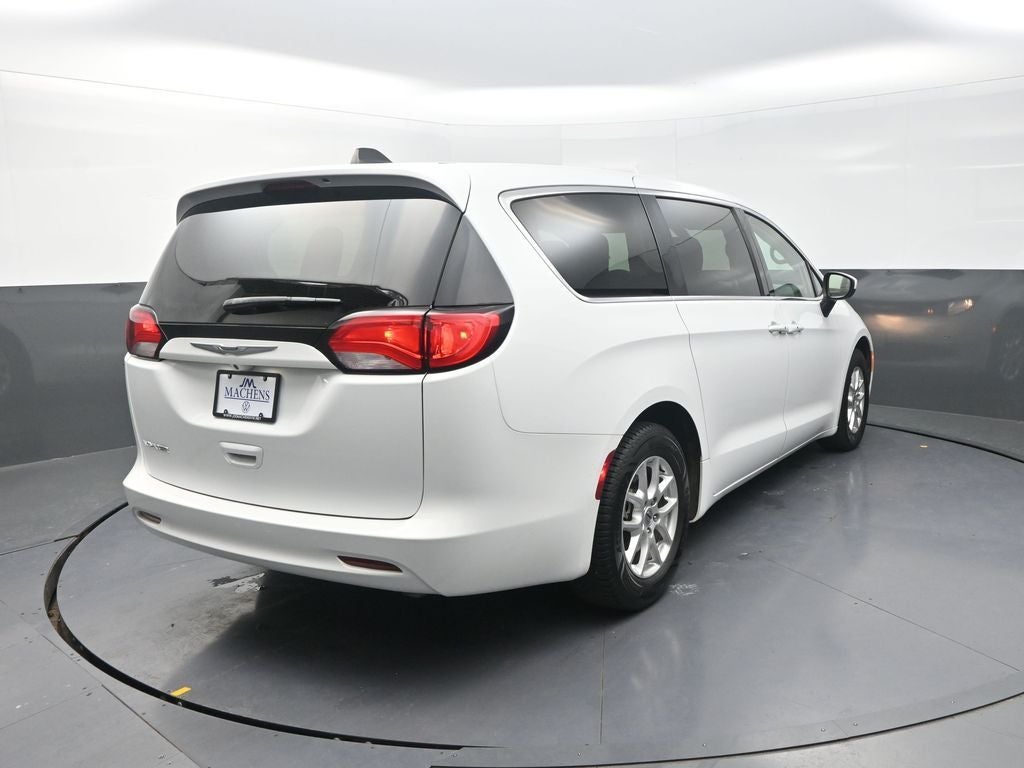 2022 Chrysler Voyager LX