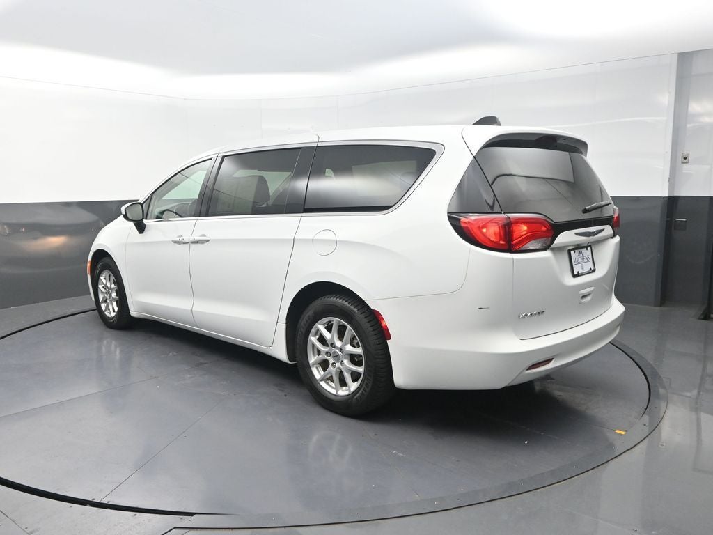 2022 Chrysler Voyager LX