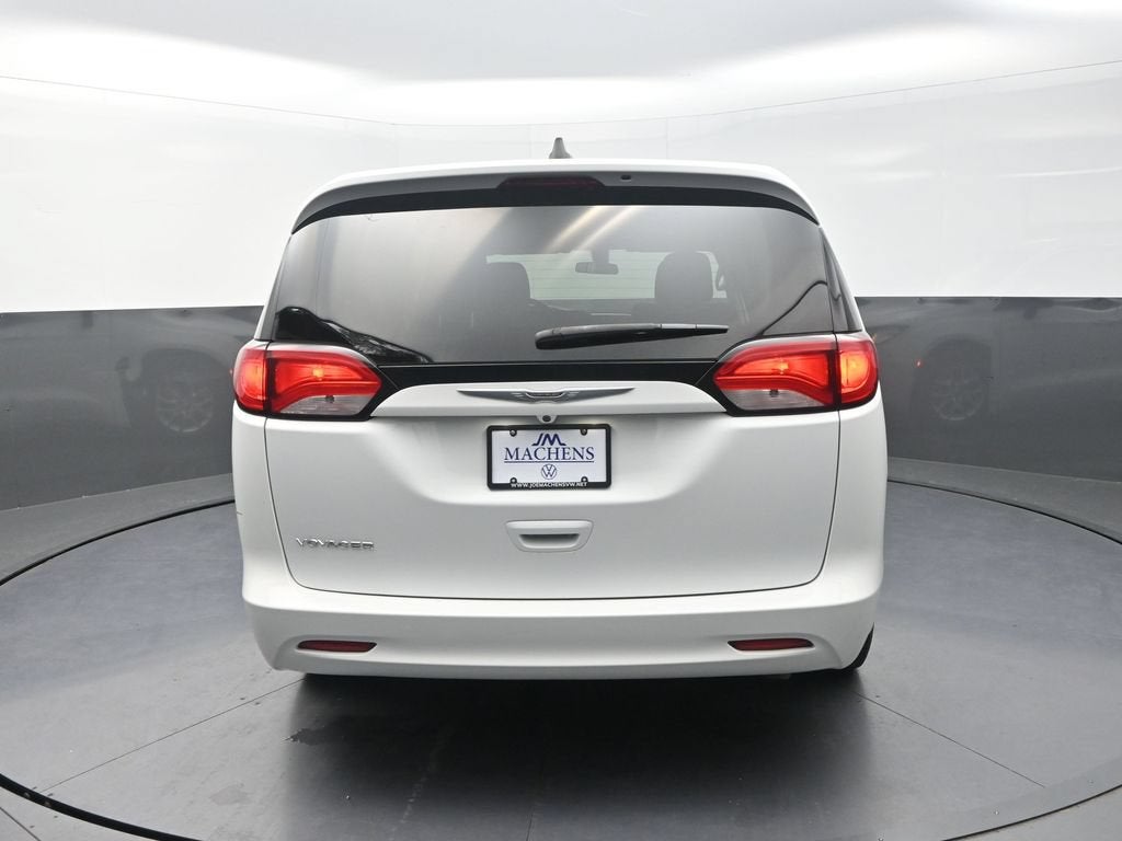 2022 Chrysler Voyager LX