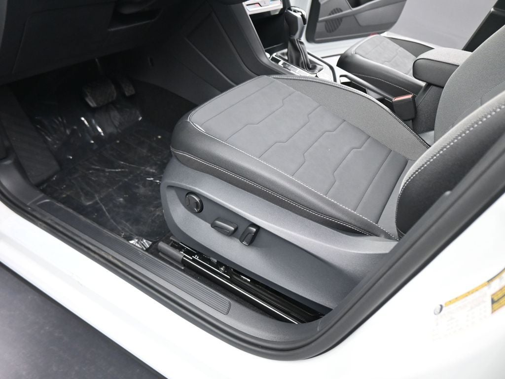 2026 Volkswagen Taos 1.5T SE Black