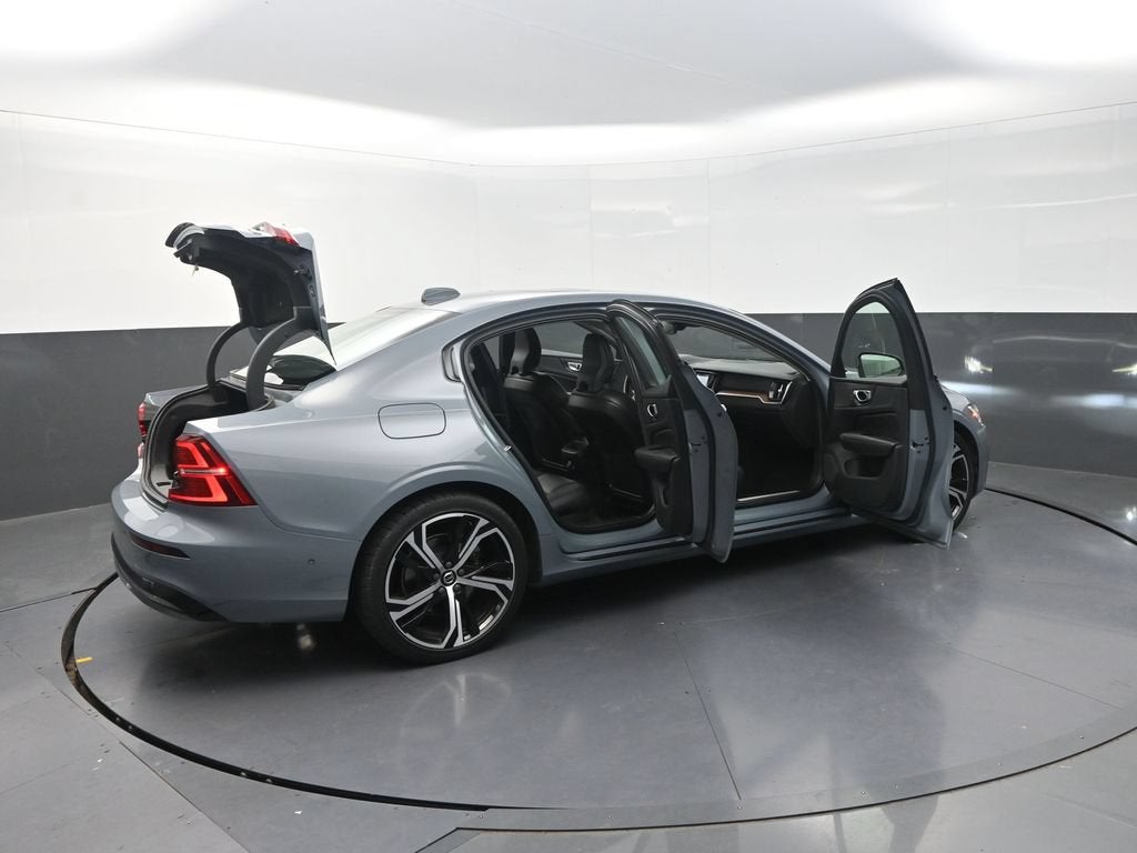 2024 Volvo S60 B5 Plus Dark Theme