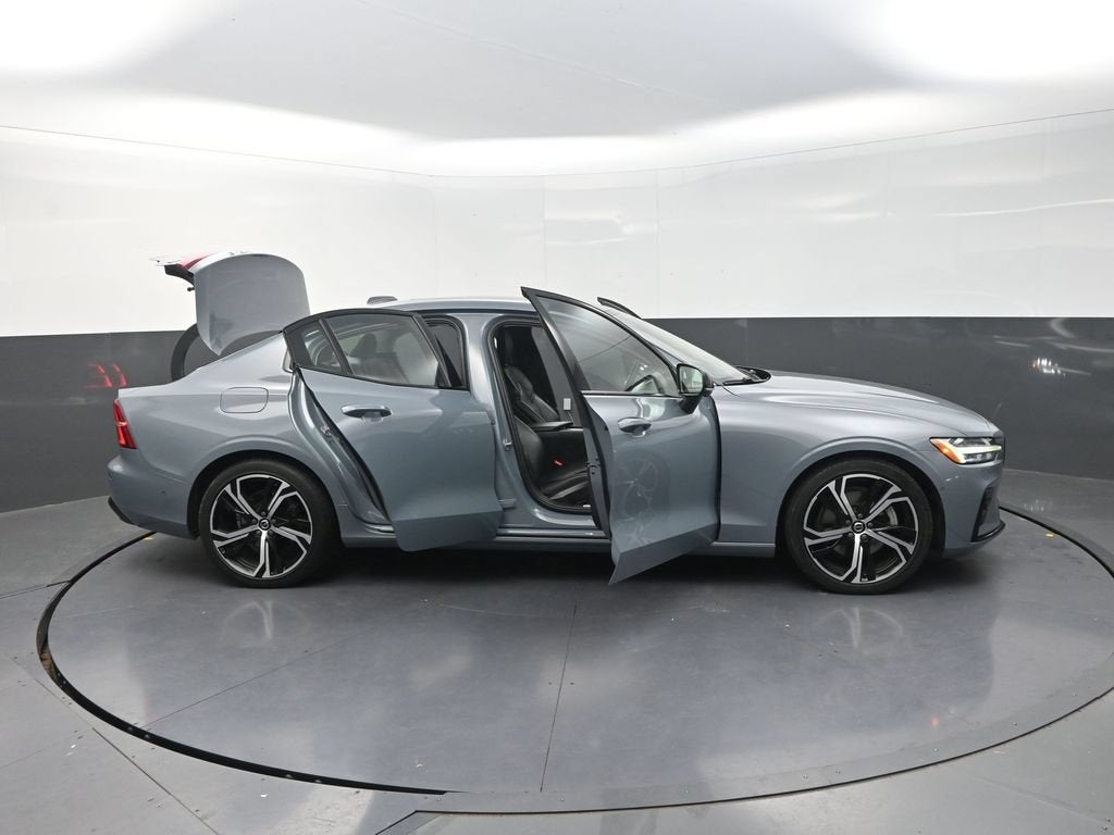 2024 Volvo S60 B5 Plus Dark Theme