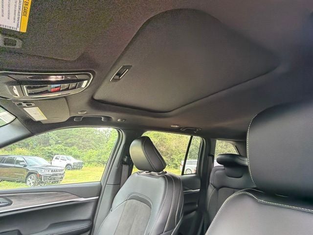 2026 Jeep Grand Cherokee Laredo Altitude