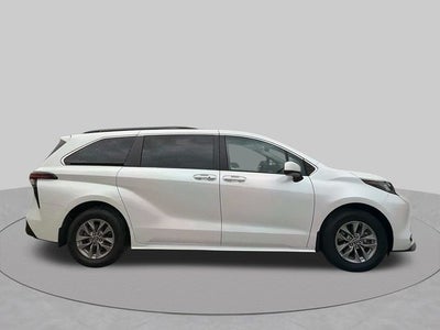 2022 Toyota Sienna XLE 8 Passenger