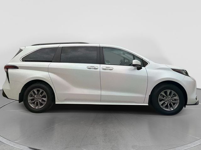 2022 Toyota Sienna XLE 8 Passenger