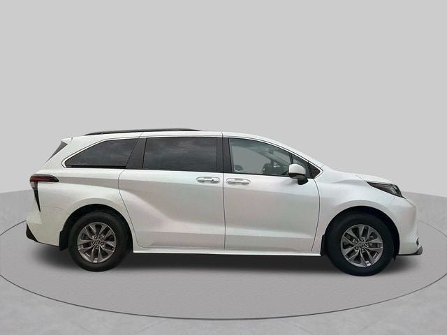 2022 Toyota Sienna XLE 8 Passenger