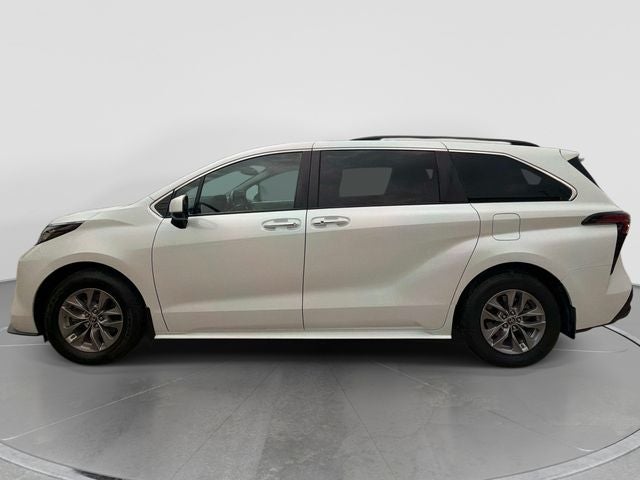 2022 Toyota Sienna XLE 8 Passenger