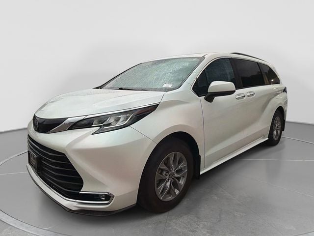 2022 Toyota Sienna XLE 8 Passenger