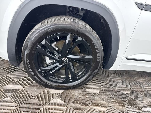 2025 Volkswagen Atlas Cross Sport 2.0T SEL R-Line Black