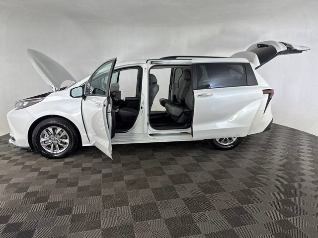 2024 Toyota Sienna XLE