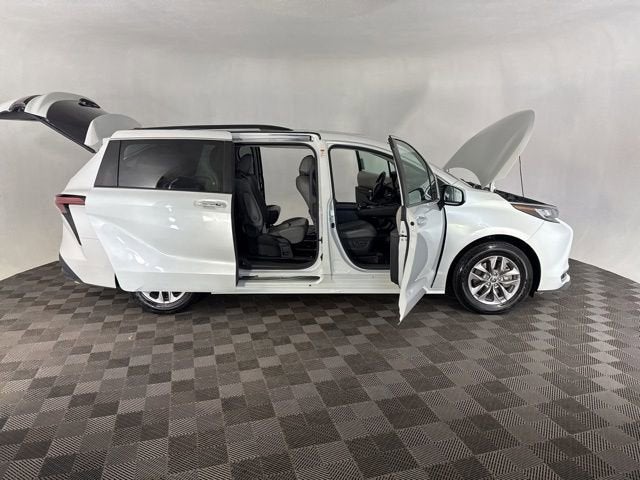 2022 Toyota Sienna XLE