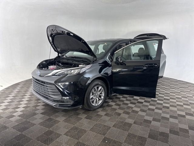 2025 Toyota Sienna LE