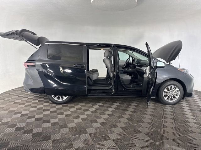 2025 Toyota Sienna LE