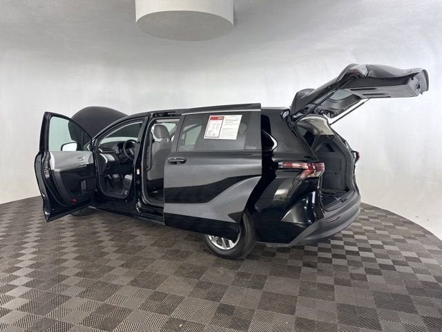 2025 Toyota Sienna LE