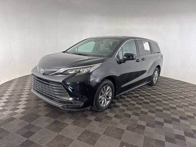 2025 Toyota Sienna LE