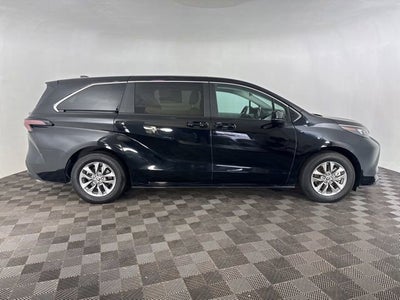 2025 Toyota Sienna LE