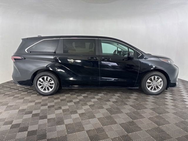 2025 Toyota Sienna LE