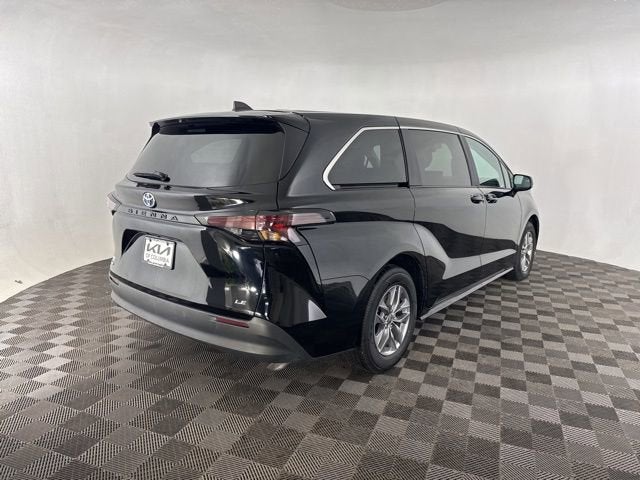 2025 Toyota Sienna LE