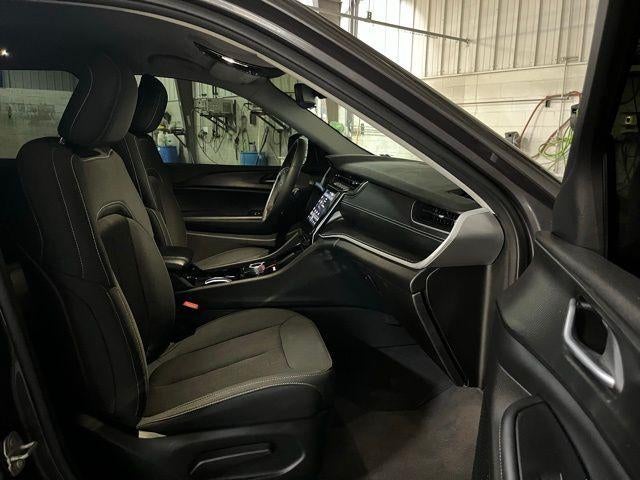 2023 Jeep Grand Cherokee Laredo 4x4