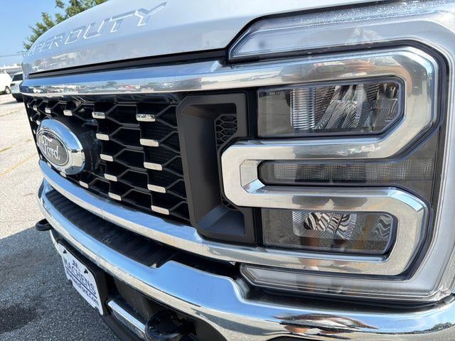 2026 Ford Super Duty F-350 DRW LARIAT 4WD Crew Cab 8' Box