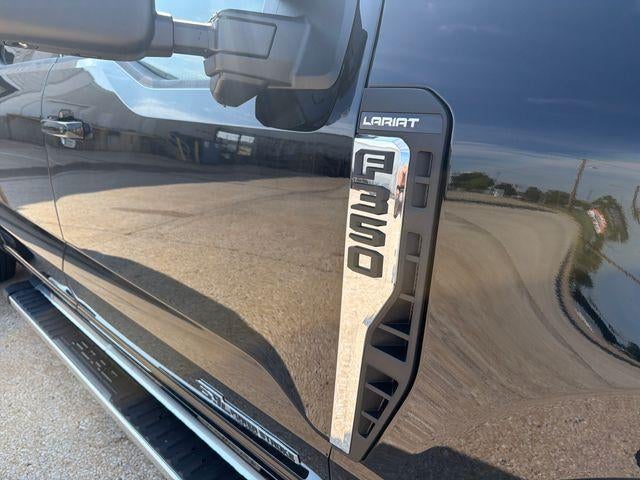 2026 Ford Super Duty F-350 DRW LARIAT 4WD Crew Cab 8' Box