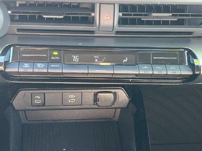 2023 Toyota Prius LE (Natl)