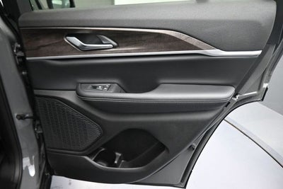 2027 Jeep Grand Cherokee Laredo Altitude