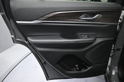 2027 Jeep Grand Cherokee Laredo Altitude