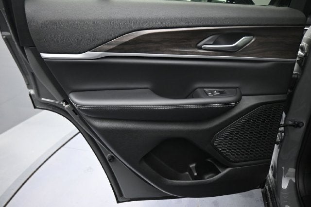 2027 Jeep Grand Cherokee Laredo Altitude
