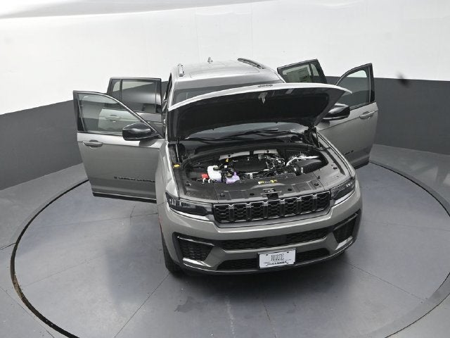 2027 Jeep Grand Cherokee Laredo Altitude