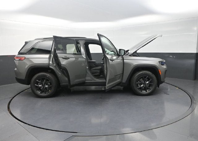 2027 Jeep Grand Cherokee Laredo Altitude