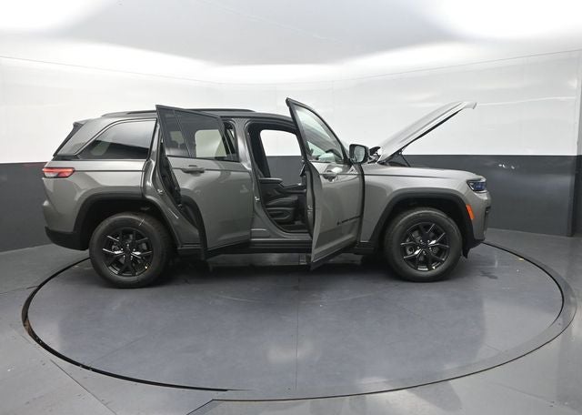 2027 Jeep Grand Cherokee Laredo Altitude
